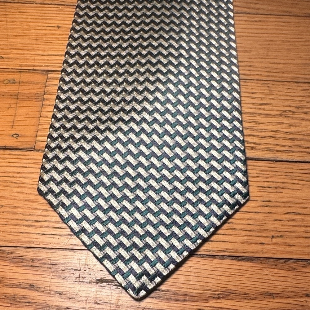 Beautiful Geoffrey Beene Chevron Patterned Silk Dress Tie in Tan/Blue/Green